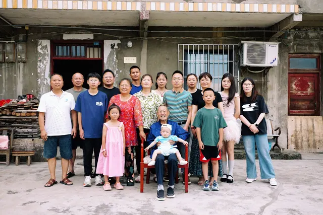 Large multi-generational family portrait outdoors, diverse group. People by US city data: sources, fields and accuracy checks